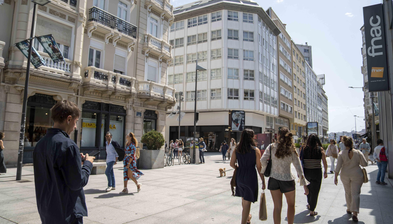 Personas paseando por la plaza de Lugo