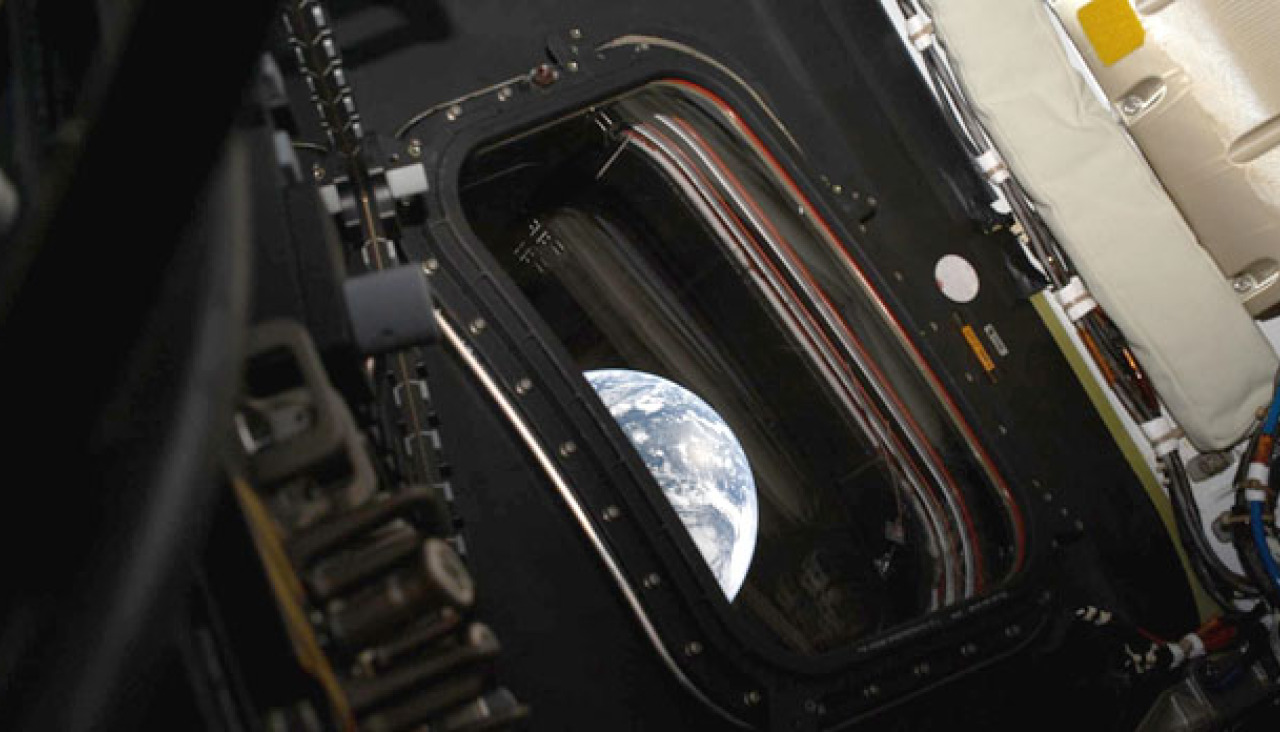 Foto de la Tierra tomada desde la nave Orión de la misión Artemis II