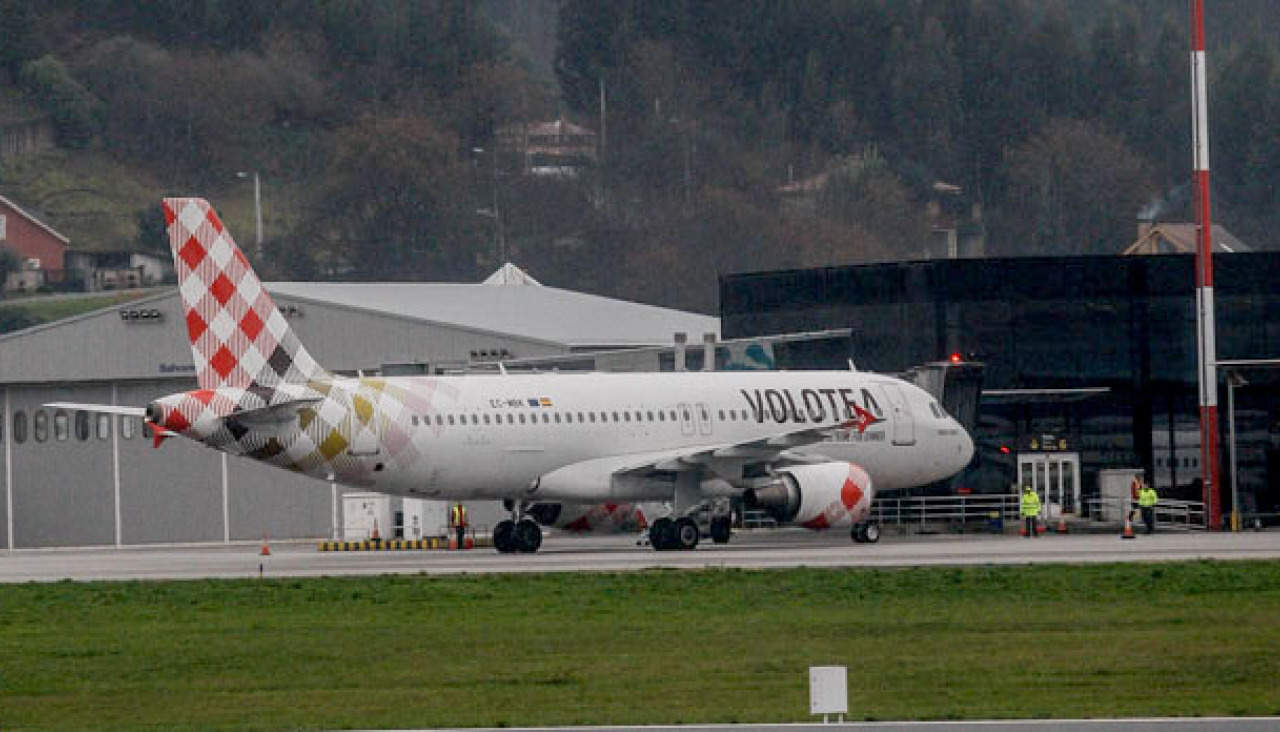 Un avión de la compañía Volotea, en el aeropuerto de Alvedro