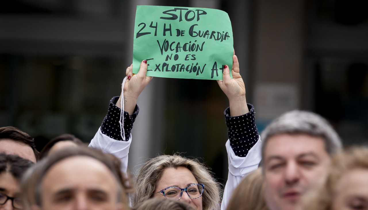 Una médica porta una pancarta en una concentración en Madrid el pasado 18 de marzo