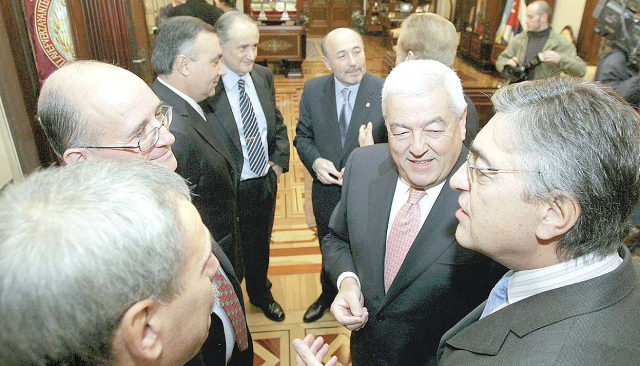 Juan Yagüe Martínez del Campo (segundo por la derecha), en un acto en María Pita