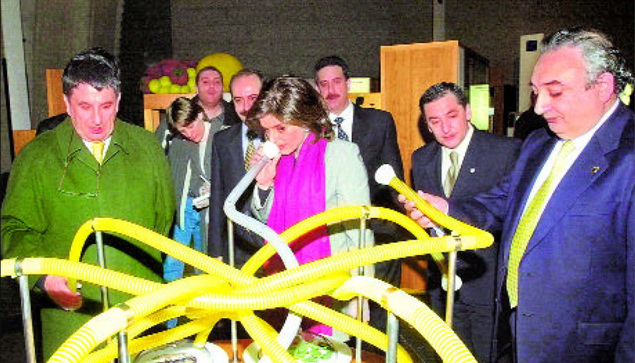 Ana Botella prueba uno de los módulos interactivos de la Domus en su visita de hace 25 años
