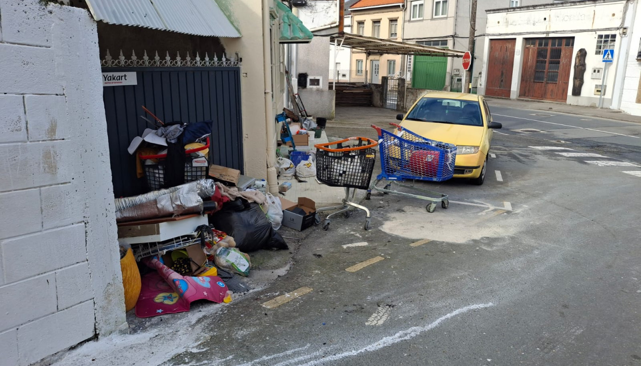 La basura acumulada en la casa okupada llega a la vía pública