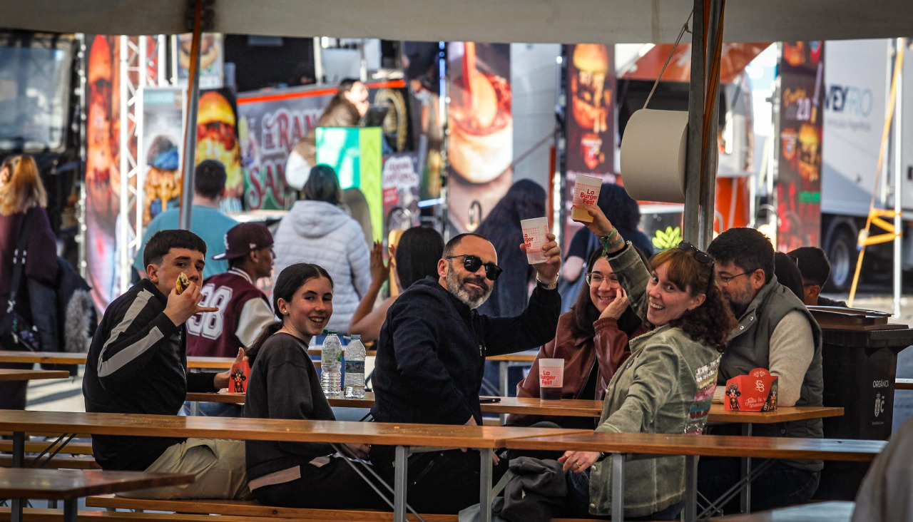 Varias personas brindan el pasado domingo en el Burger Fest