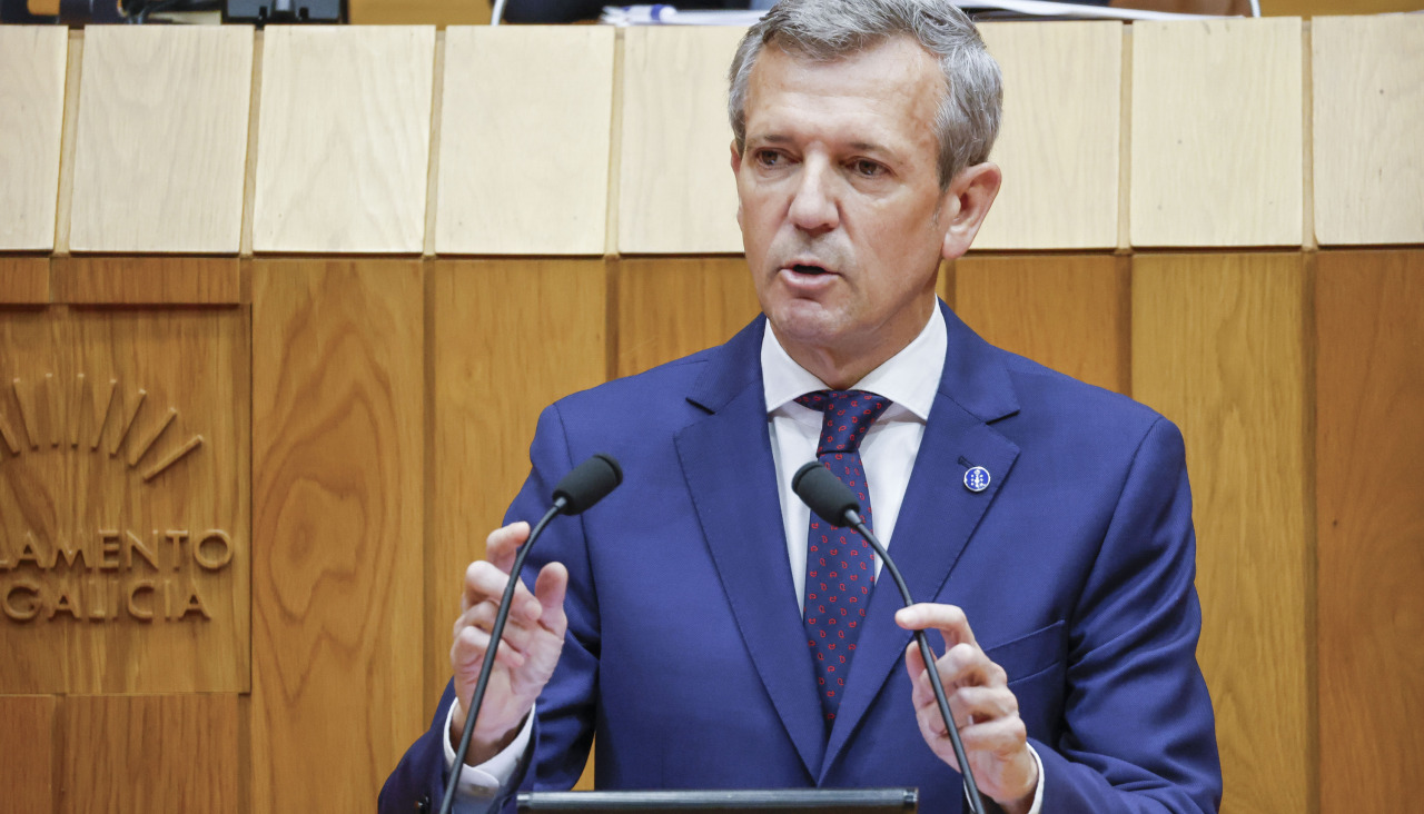 El presidente de la Xunta, Alfonso Rueda, durante su discurso este miércoles en el Parlamento gallego, que celebra su debate anual de política general, conocido como debate sobre el estado de la autonomía, el tercero de Rueda, quien hace balance de su gestión en este ecuador de la legislatura y anuncia nuevas propuestas, hoy en Santiago de Compostela. EFE/Lavandeira jr