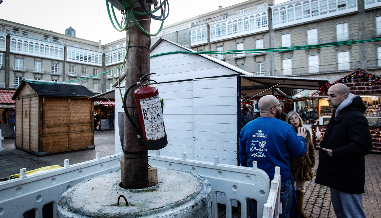 José Méndez, de Joviges, junto a la instalación eléctrica del mercadillo