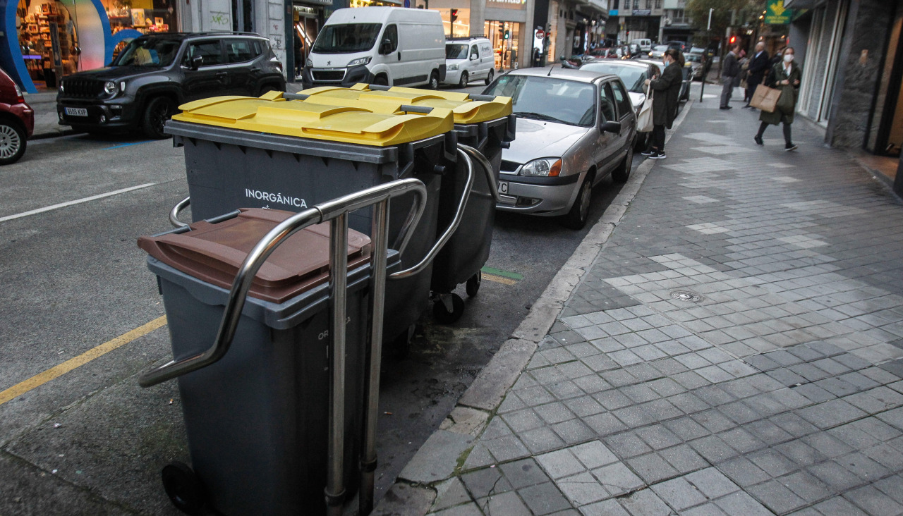 Contenedores para separar la basura, en una imagen de 2021
