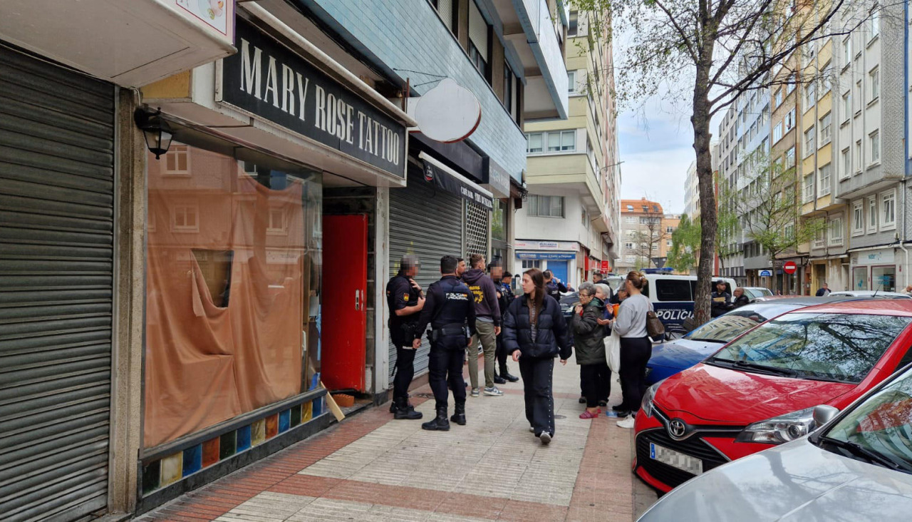 Agentes de la Policía Nacional frente al bajo okupado de Alcalde Lens