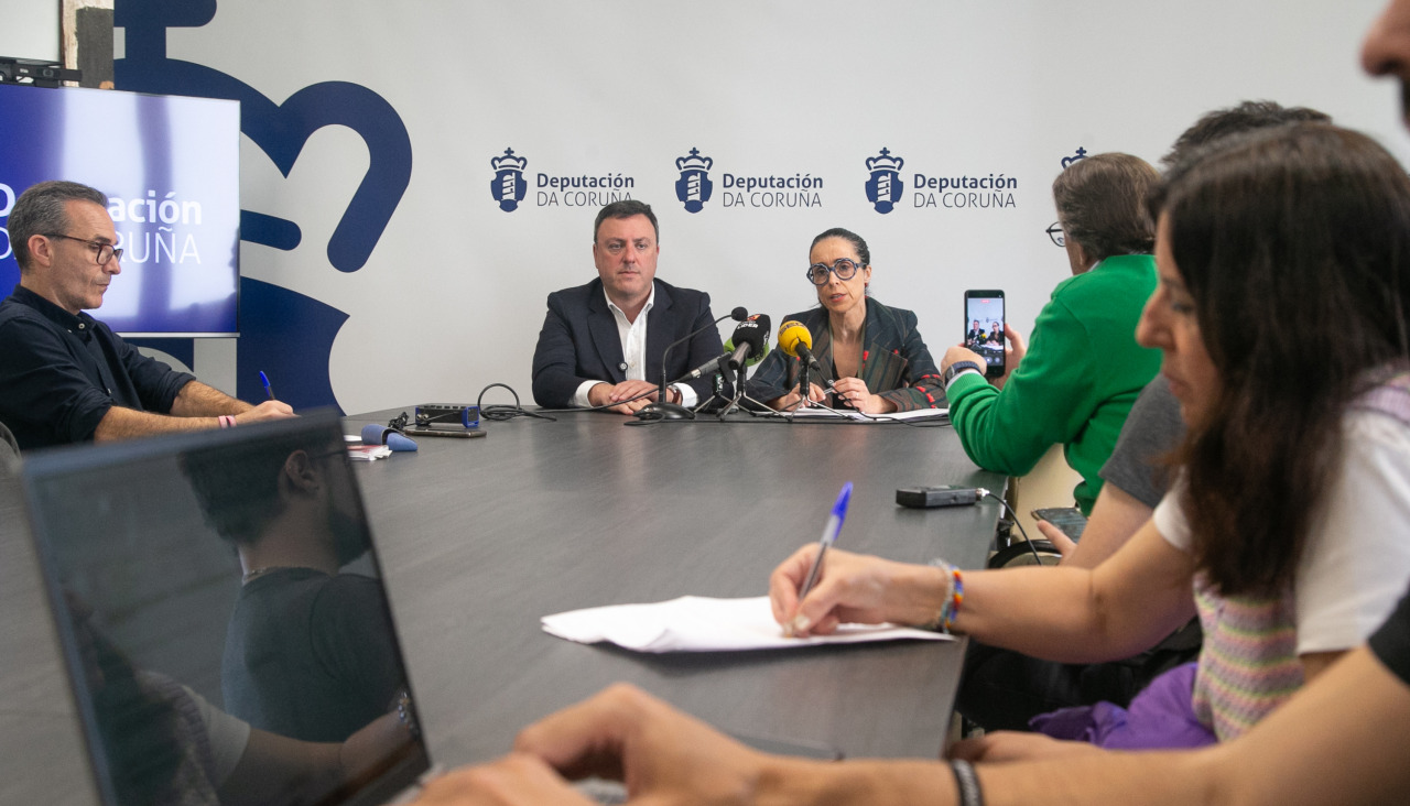 El presidente, Valentín González Formoso, y la diputada Yoya Neira presentaron el nuevo programa