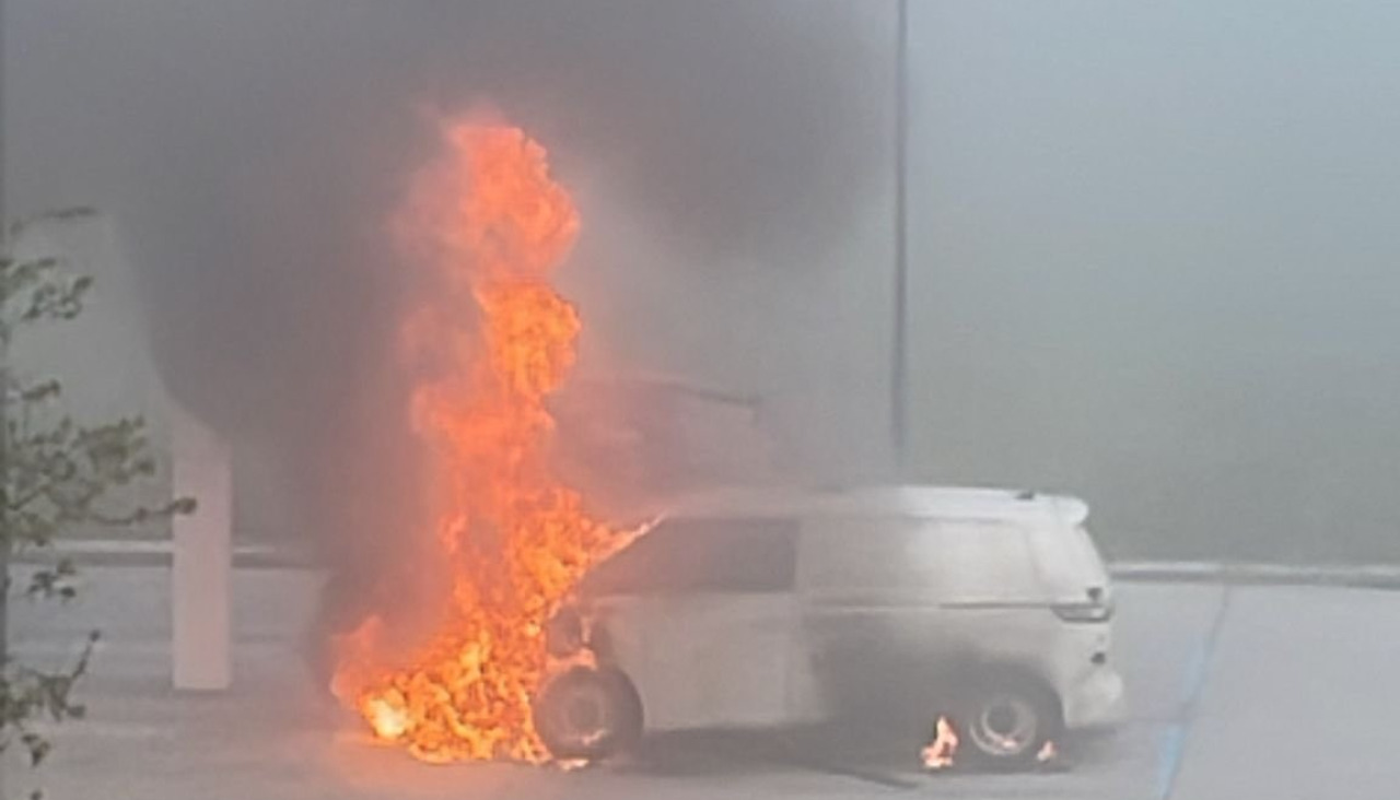 La furgoneta comenzó a arder en la zona de carga