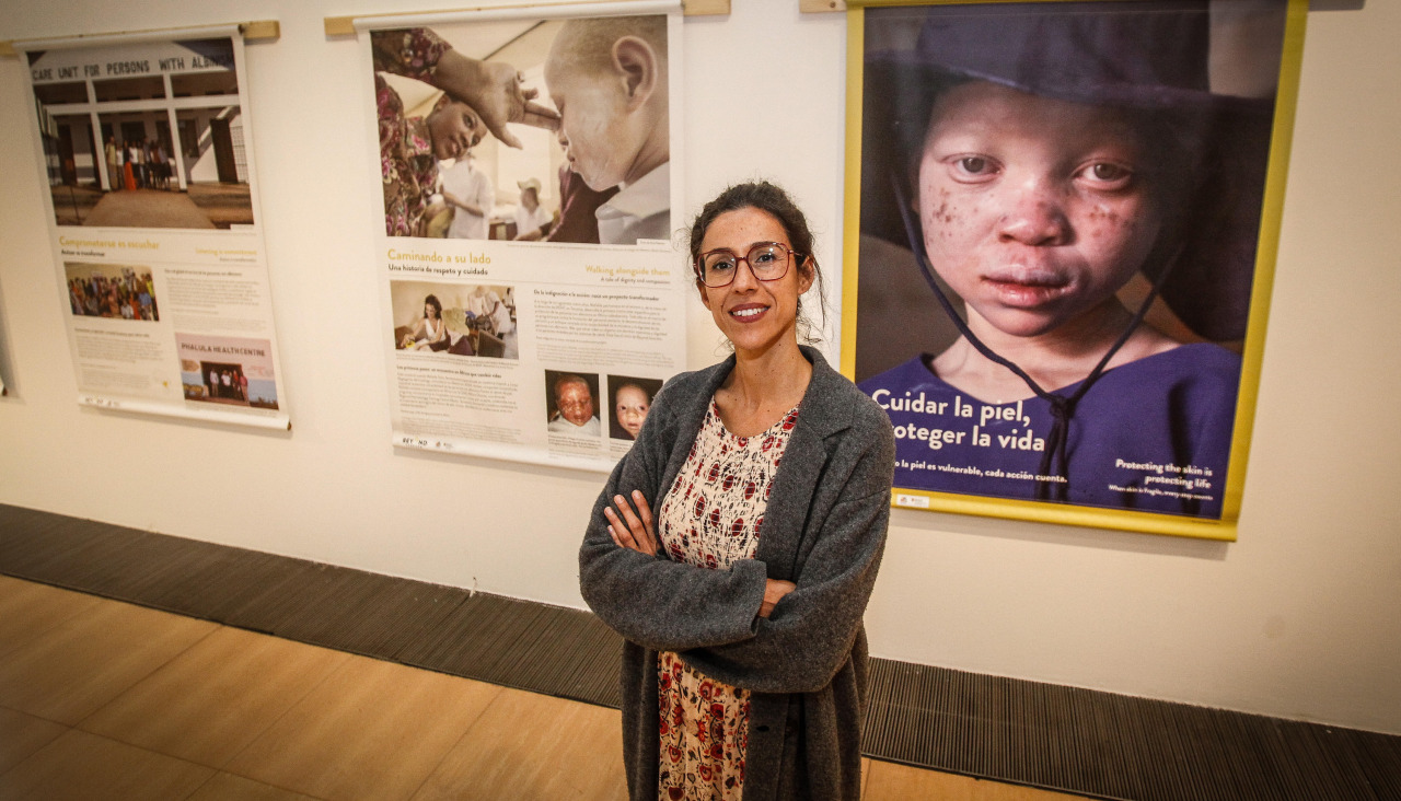 Mafalda Soto, junto a los paneles de la exposición 'Iguais baixo o sol' que organiza Beyond Suncare en Afundación