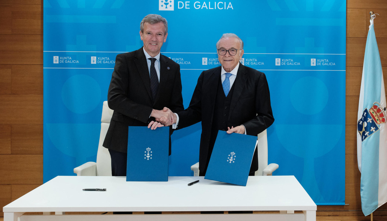 El presidente de la Xunta, Alfonso Rueda, y el presidente de la Fundación ”la Caixa”, Isidro Fainé, en la firma del acuerdo