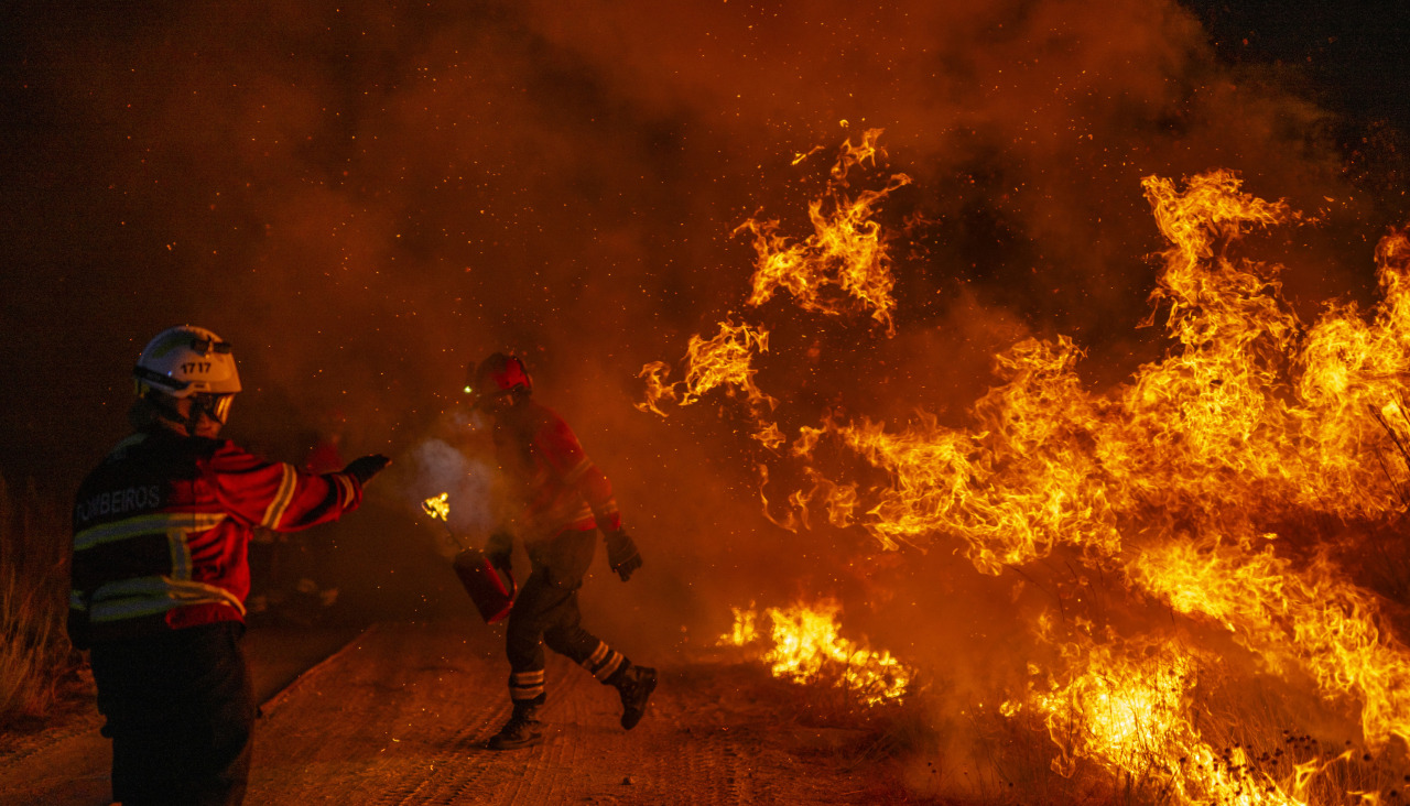 Fotografía del incendio forestal en Cualedro tomada el 24 de julio de 2025 por Brais Lorenzo, reconocido con el World Press Photo