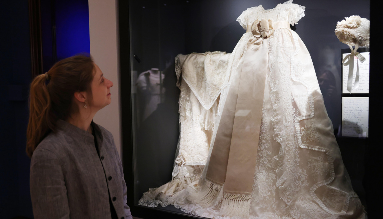 La túnica de bautizo encargada por la reina Victoria en 1841 para los bebés reales es una de las joyas de la muestra