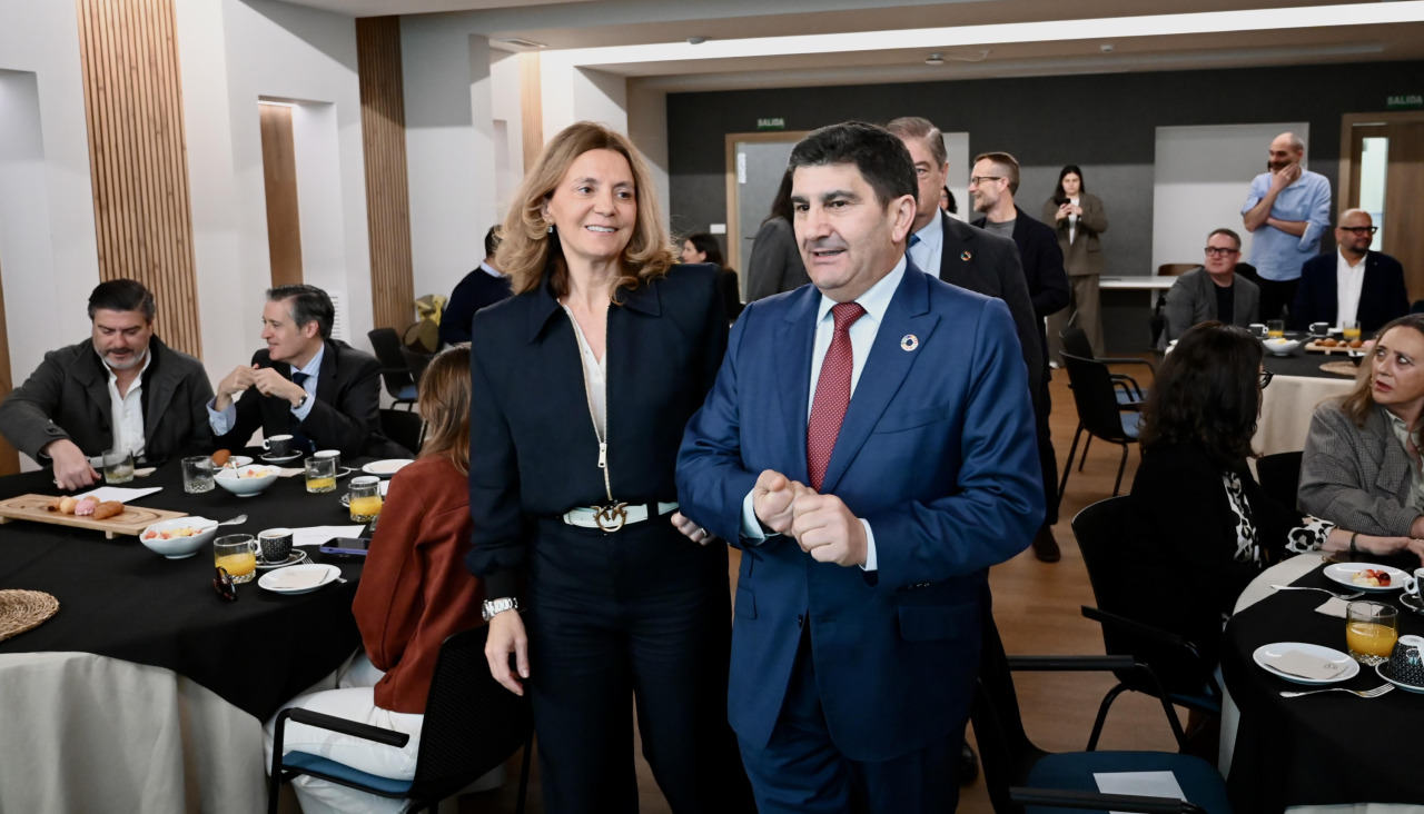 A presidenta de Nordés, Ángeles Ríos, e o delegado del Gobierno, Pedro Blanco