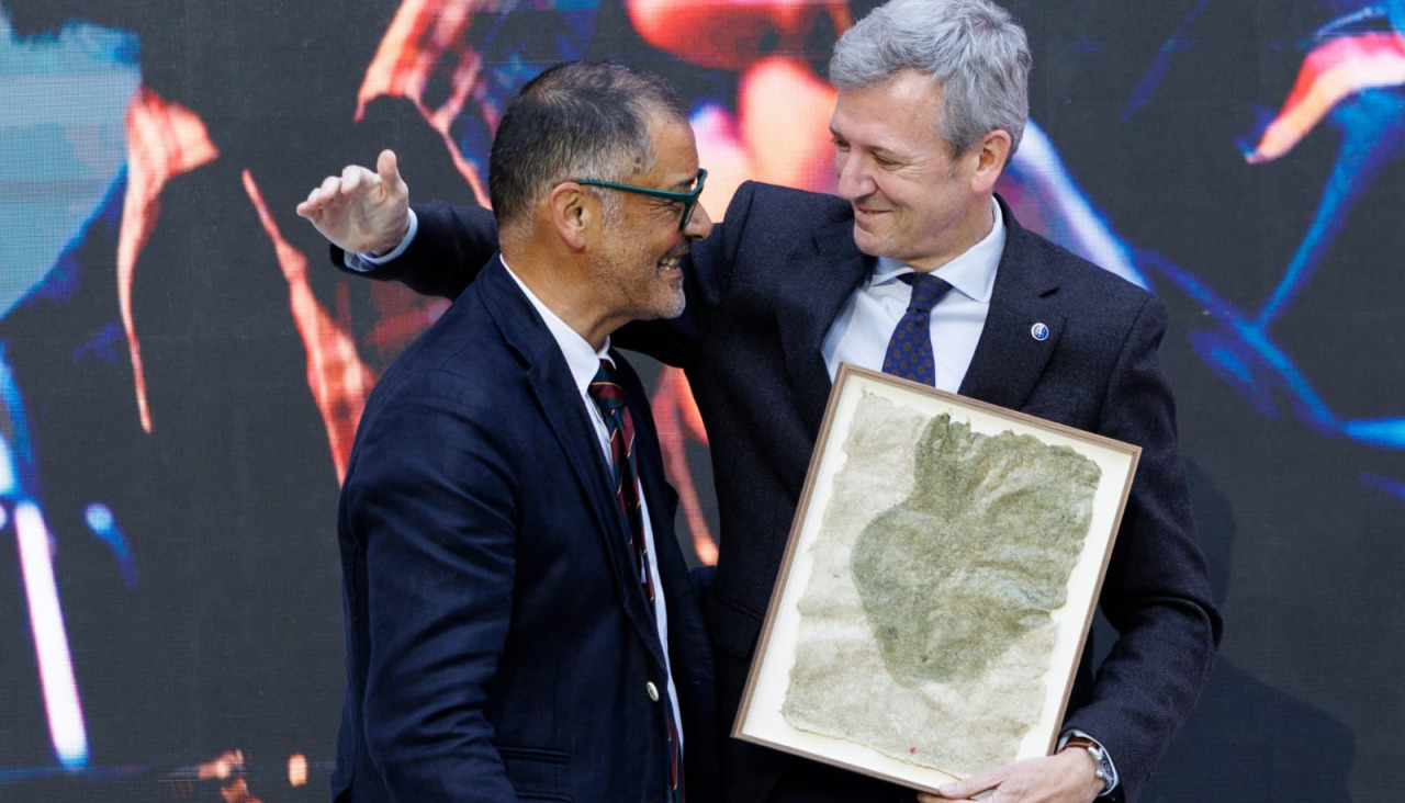 Un momento de la entrega a Martín Códax del Premio da Cultura Galega 2025