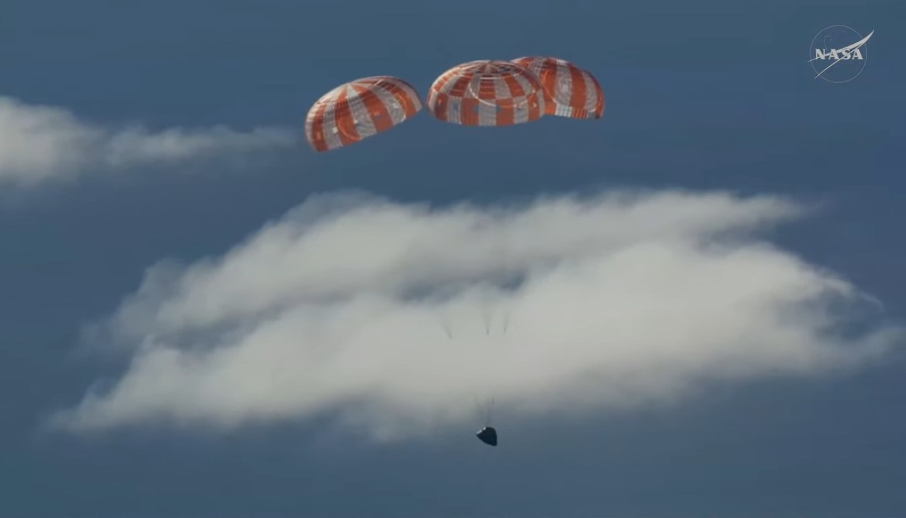Captura de imagen de una transmisión de la NASA de la capsula Orión, con los tripulantes de Artemis II, durante su descenso