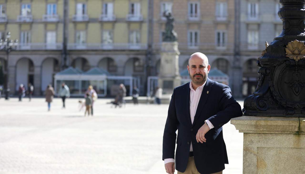 José Manuel Vázquez, en la plaza de María Pita, con la estatua de la heroína al fondo