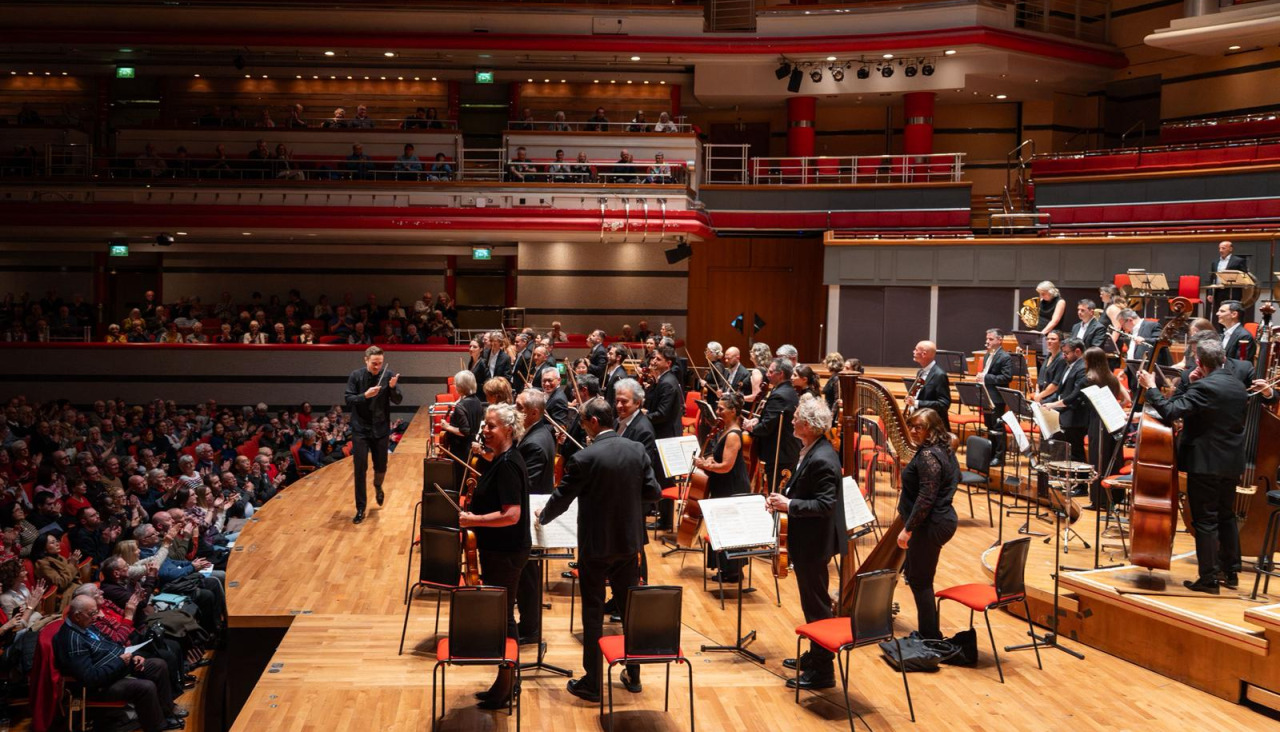 La ciudad de Birmingham fue la segunda parada del tour de la Orquesta Sinfónica de Galicia. Los 2.600 asistentes al concierto despidieron en pie y con una gran ovación a los músicos de la formación coruñesa