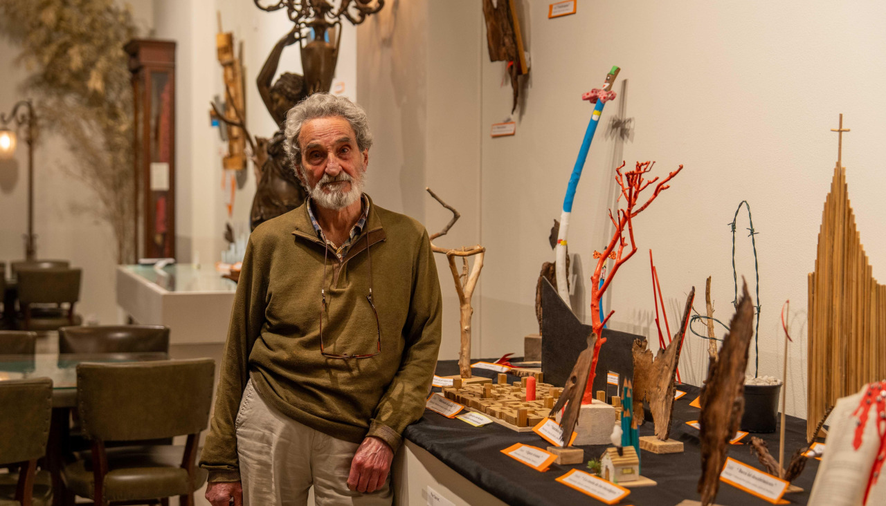 Jesús Granja, ayer, junto a sus obras en el Circo de Artesanos