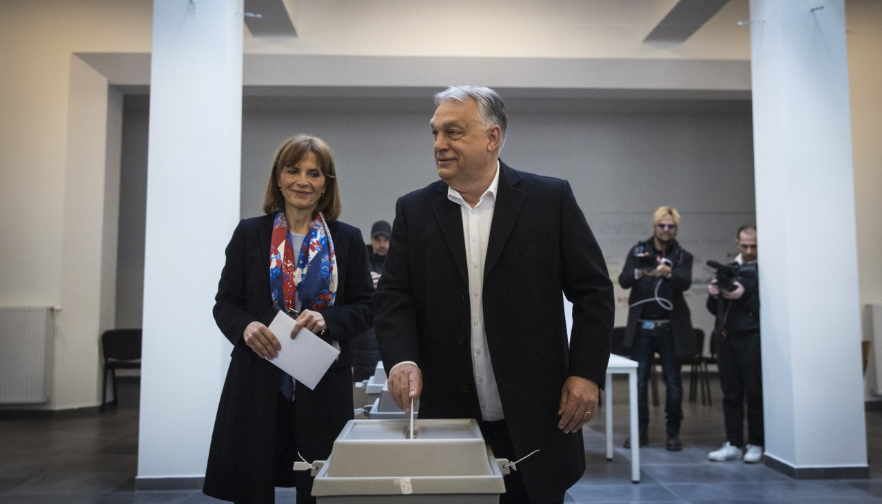 Viktor Orban y su esposa, Aniko Levai, emitiendo sus votos en las elecciones generales de Hungría, este domingo