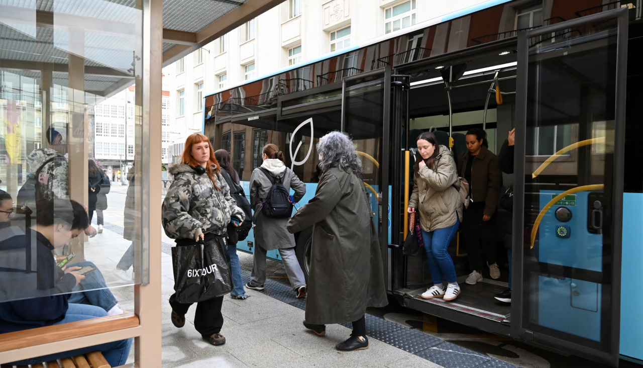 Viajeros bajando del autobús en ALcalde ManueL Casas
