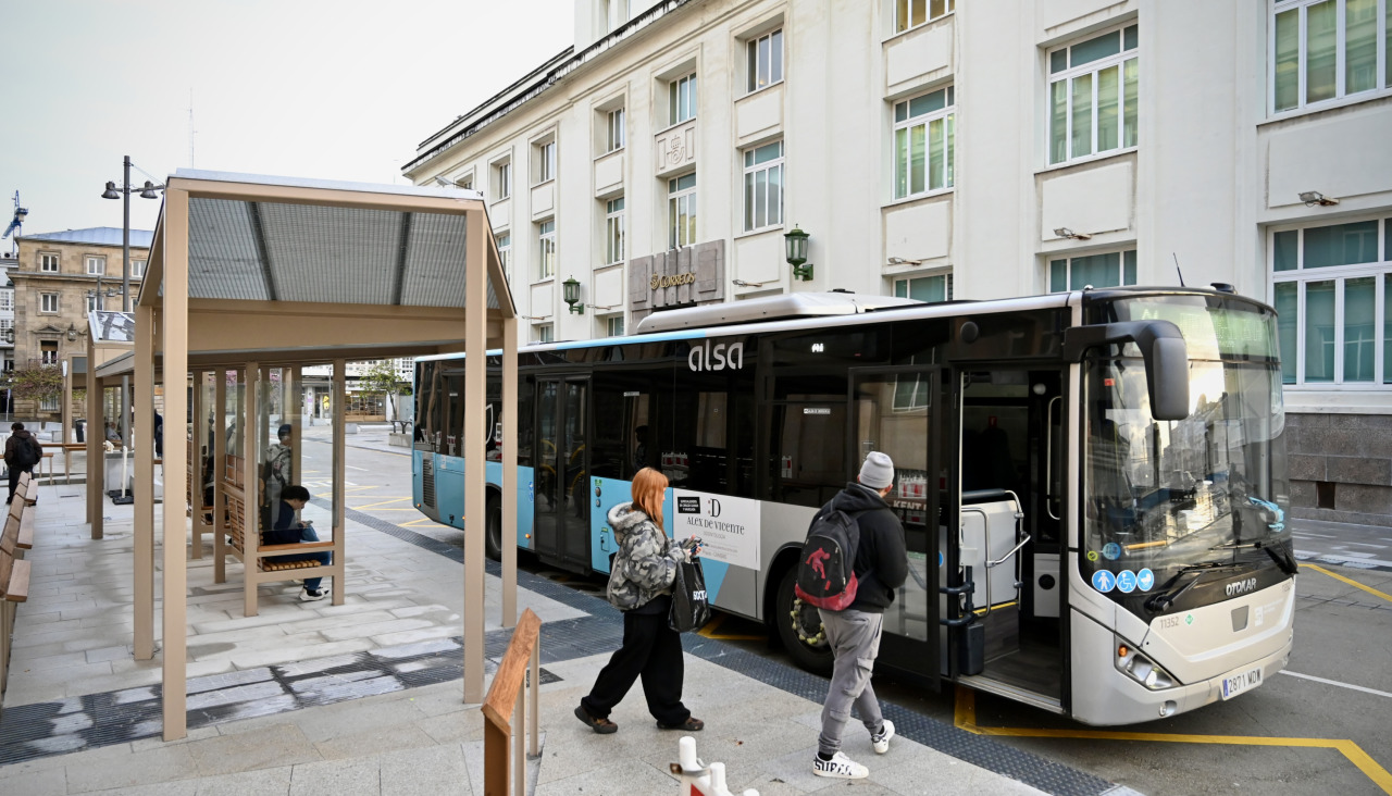 Viajeros subiendo al autobús en Alcalde Manuel Casás