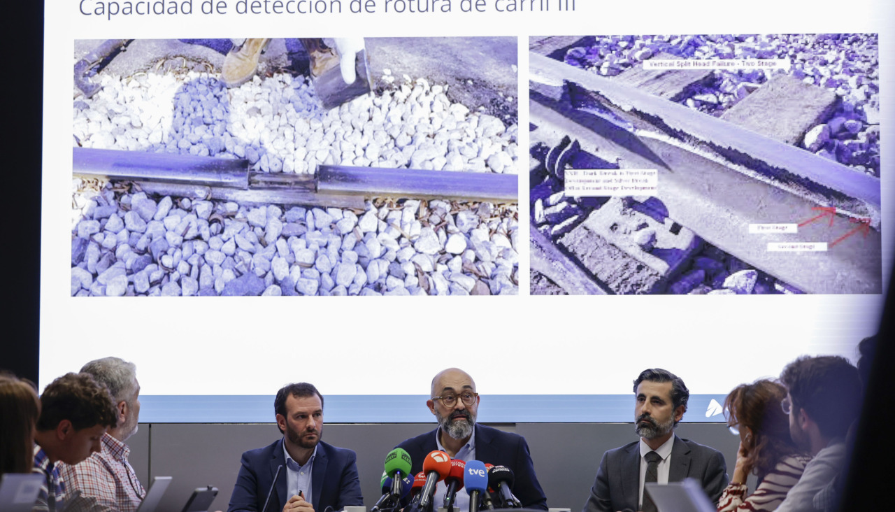 El presidente de ADIF, durante una rueda de prensa este lunes en Madrid