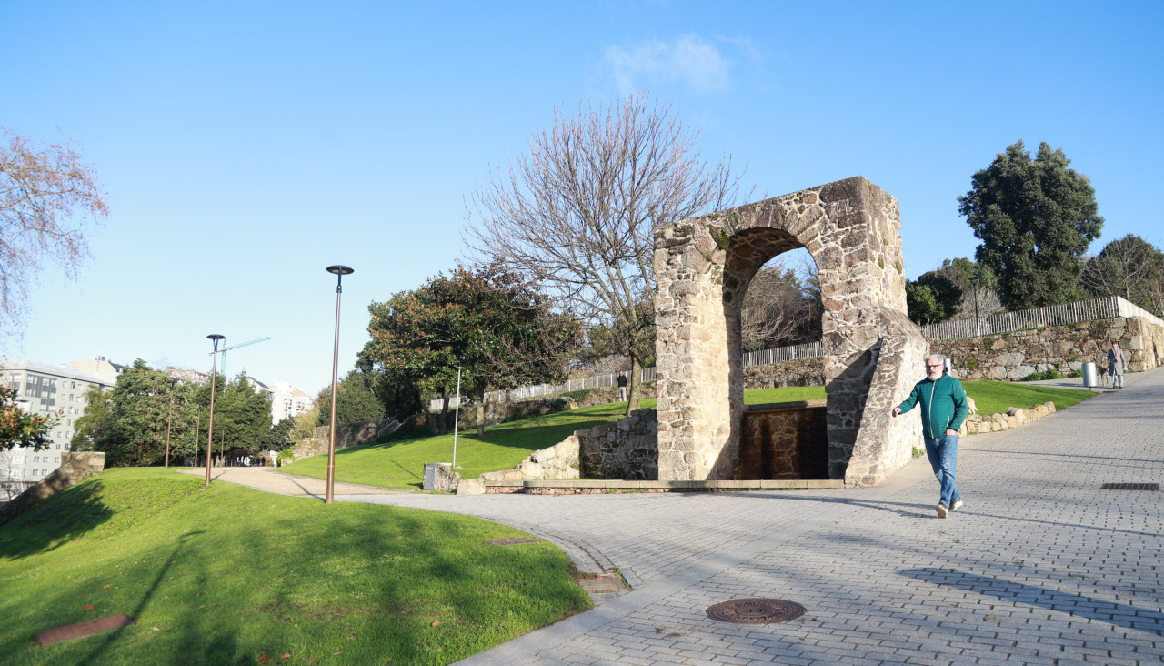Una persona camina por el parque de Oza
