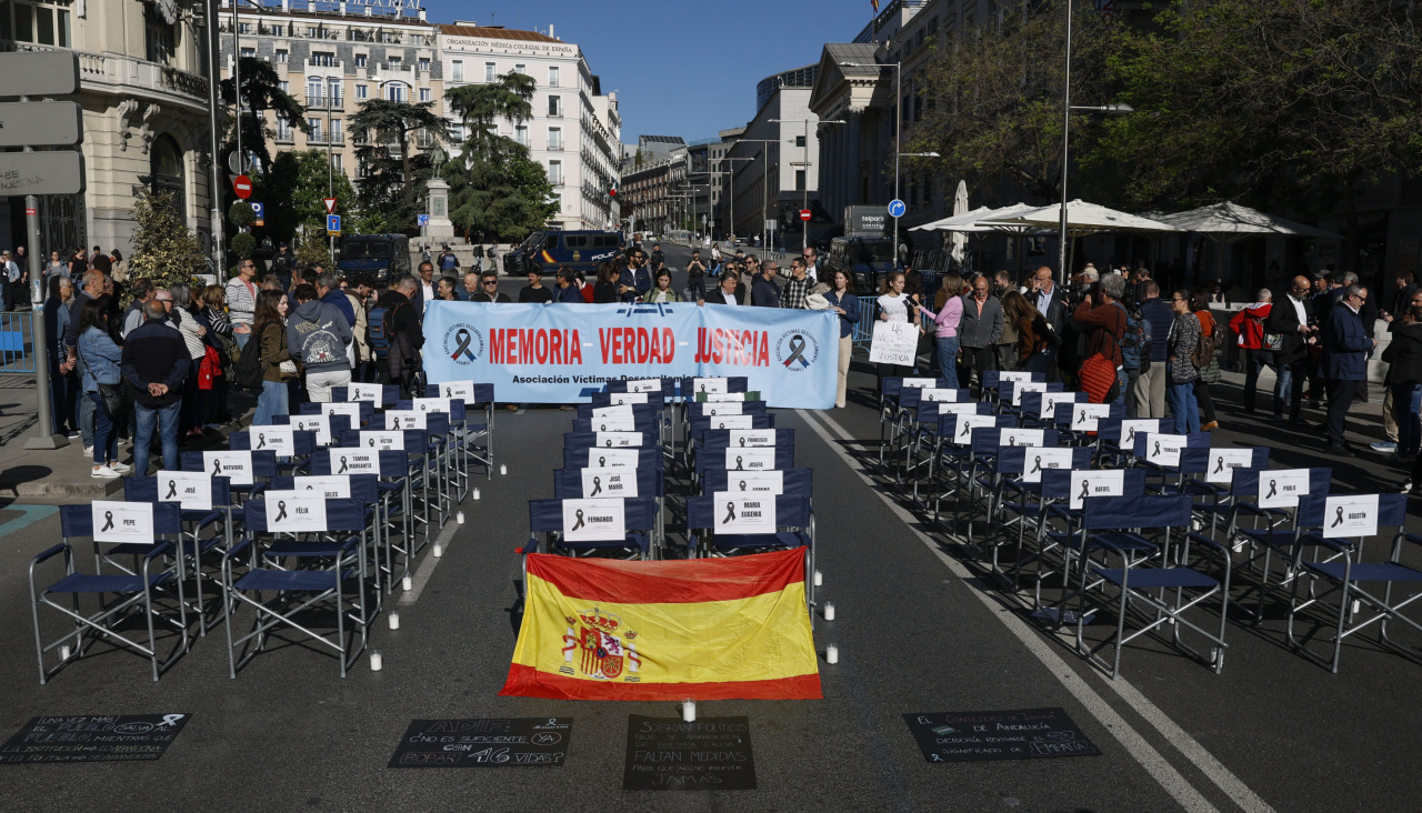 La Asociación Víctimas Descarrilamiento Adamuz se concentra en memoria de los 46 fallecidos en el accidente de trenes en esa localidad cordobesa y  por la seguridad ferroviaria, este miércoles en el Congreso de los Diputados