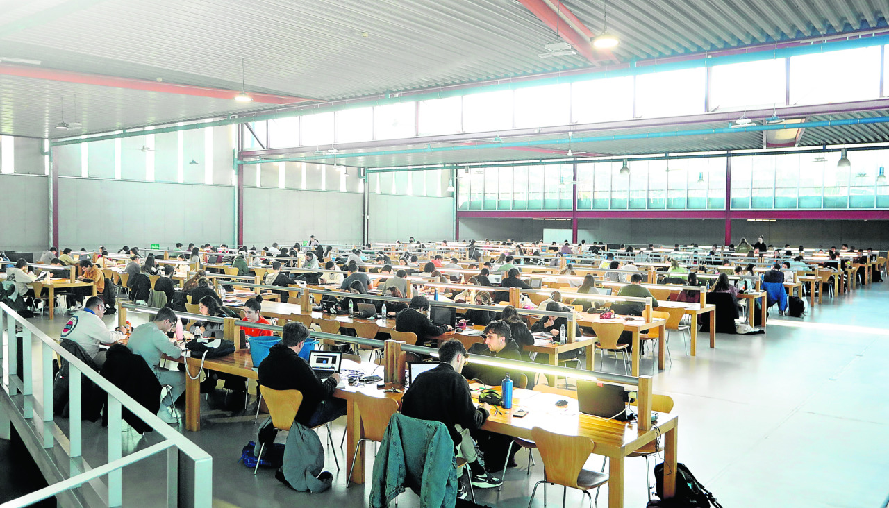 Alumnos estudian en la biblioteca Xoana Capdevielle