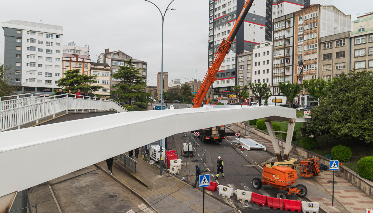 Las secciones de la pasarela de Alfonso Molina ya vuelven a estar ubicadas de nuevo en su lugar