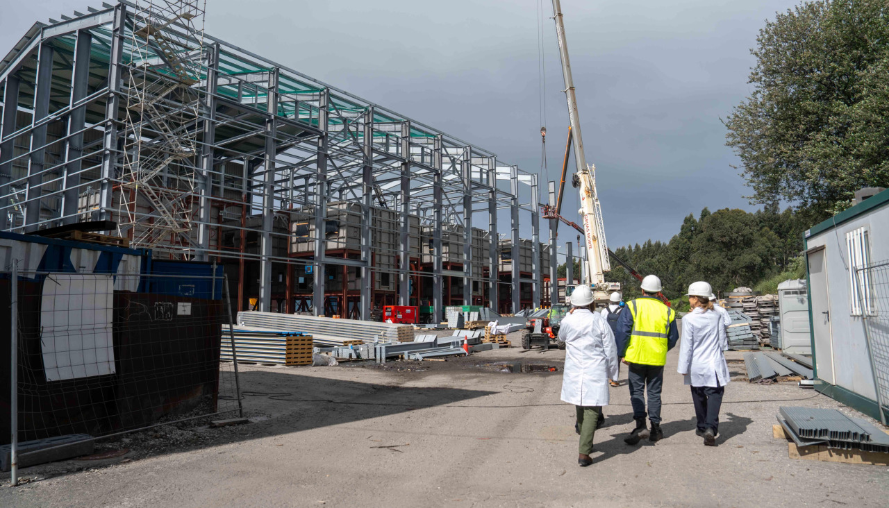 Obras de la nueva fábrica de biocarbón de Ferroglobe en Sabón (Arteixo)