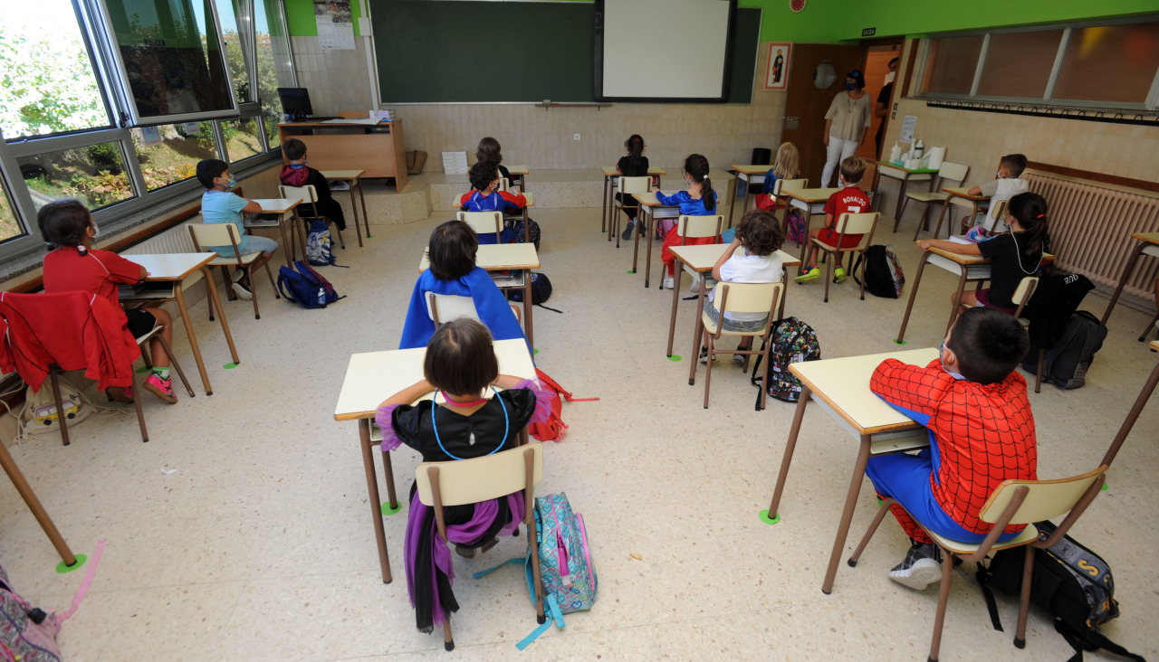 Escolares en un aula, en una imagen de 2020