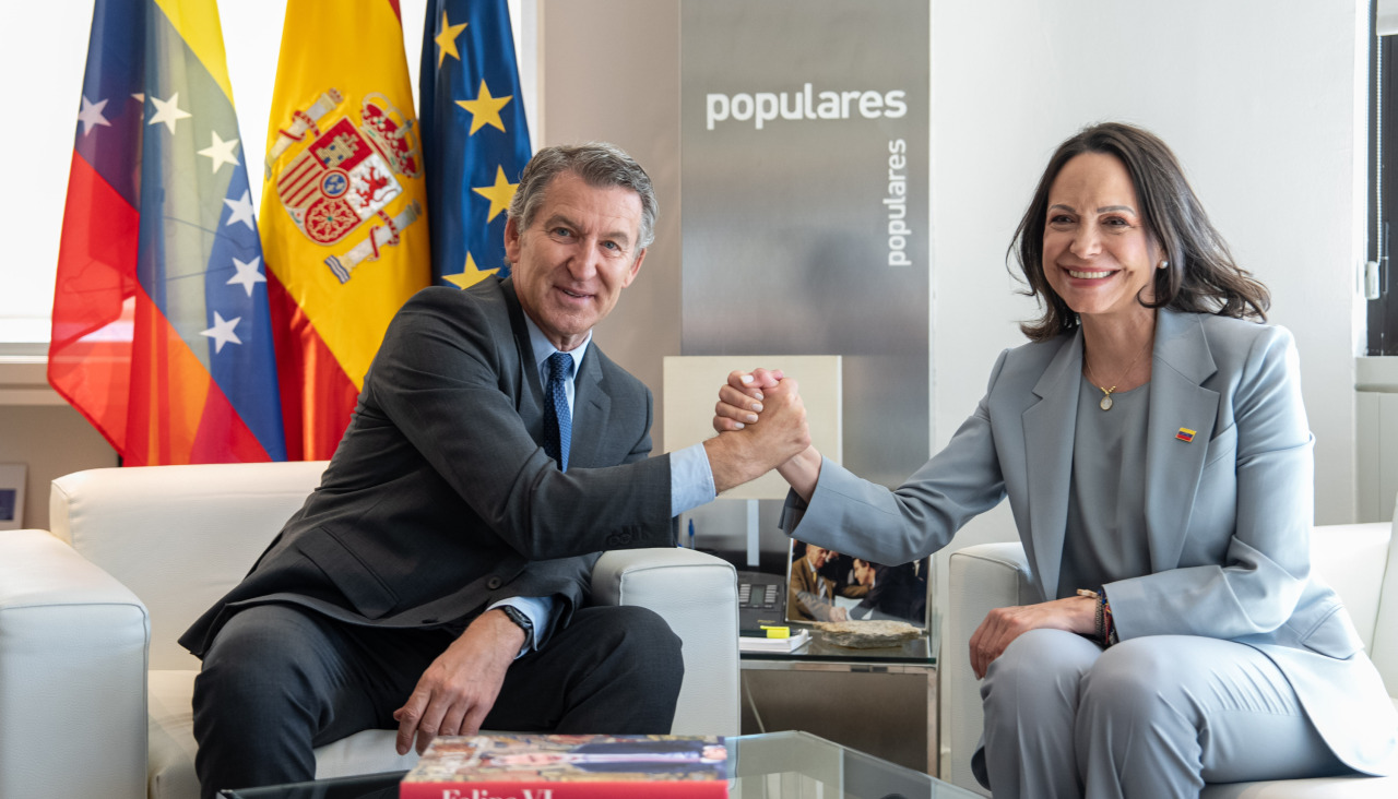 MADRID, 17/04/2026.-El líder del PP, Alberto Núñez Feijóo, ha recibido este viernes a la opositora venezolana y premio Nobel de la Paz, María Corina Machado, en la sede del partido, en Madrid. EFE/ PP/Diego Puerta // SOLO USO EDITORIAL/SOLO DISPONIBLE PARA ILUSTRAR LA NOTICIA QUE ACOMPAÑA (CRÉDITO OBLIGATORIO)
