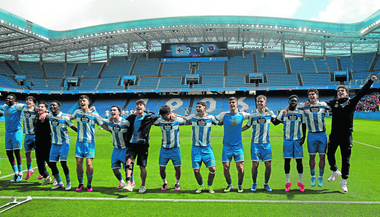 El Fabril celebra con su afición en Riazor el triunfo ante la SD Ourense la pasada jornada, en la que logró el ascenso