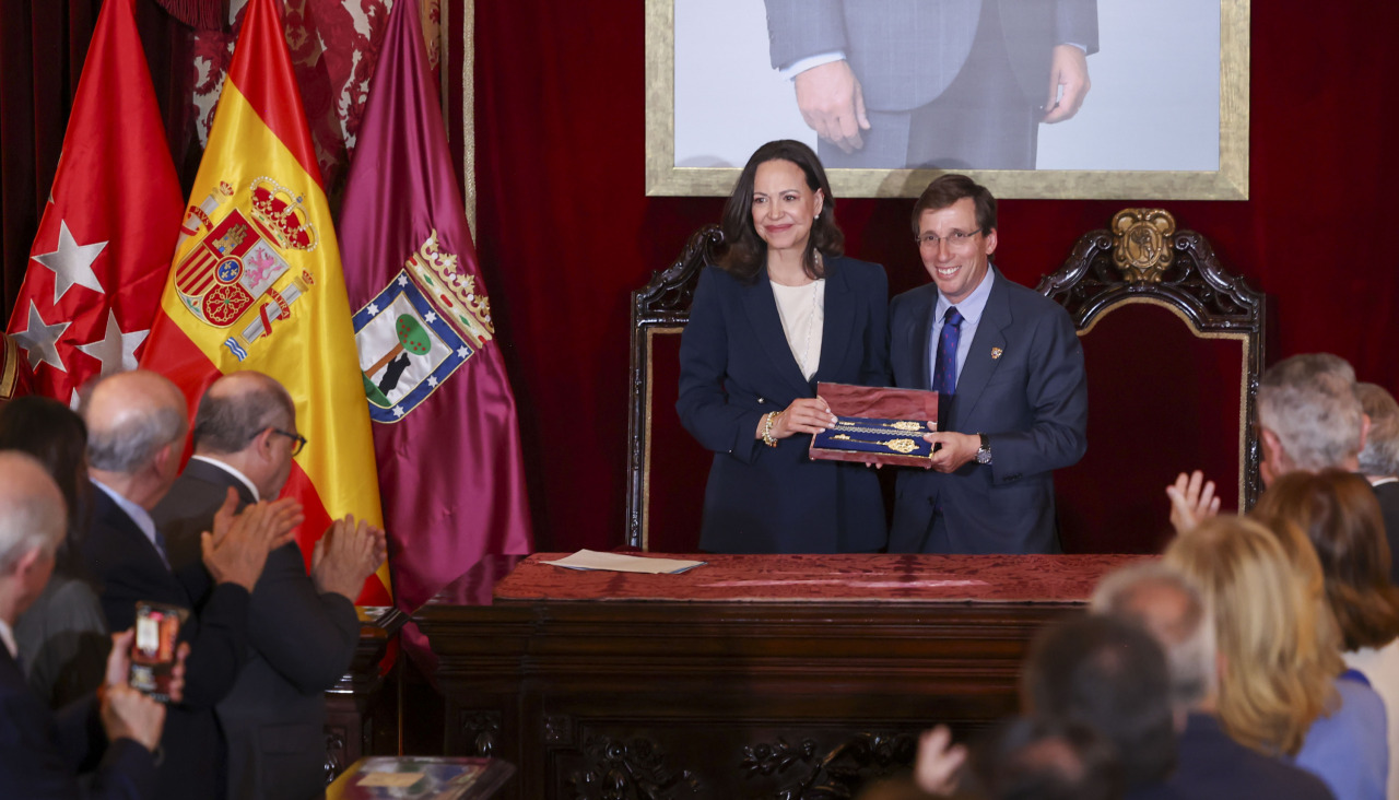 El alcalde de Madrid, José Luis Martínez-Almeida y la nobel de la paz y opositora venezolana María Corina Machado, durante el acto de entrega de la Llave de Oro de la Ciudad