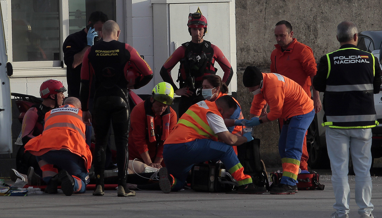 Quintana. Rescate de percebeiro en punta herminia que es trasladado al puerto de Oza para reanimaciÃ³n. (IMPORTANTE: PIXELAR CARA DE AGENTES Y DE VÃCTIMA)