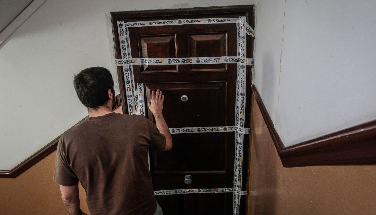 Puerta precintada del piso donde se cometió el homicidio que investiga la Policía Nacional