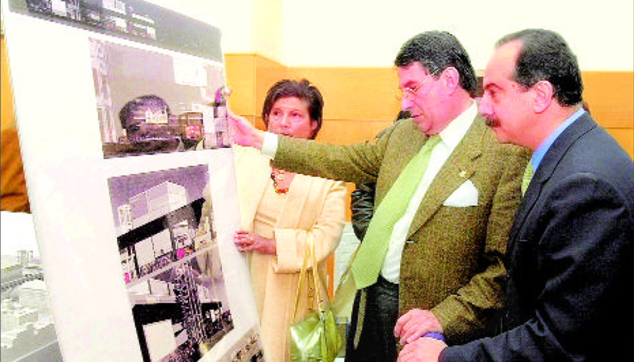 Francisco Vázquez y Antonio Couceiro examinan uno de los proyectos presentados hace 25 años