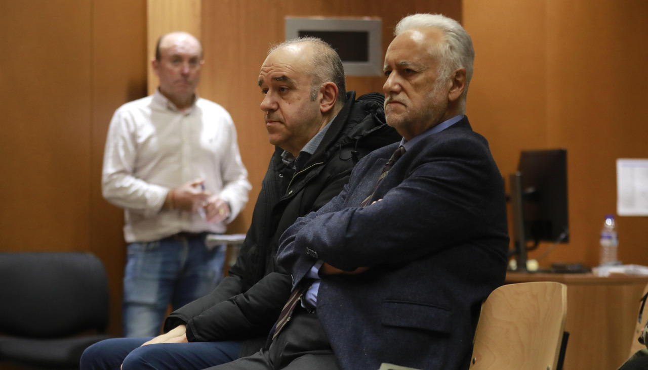 Los hermanos acusados en el juicio del loteroEl lotero acusado de estafa, Manuel Reija, y su hermano Miguel, entonces delegado de Loterías en A Coruña