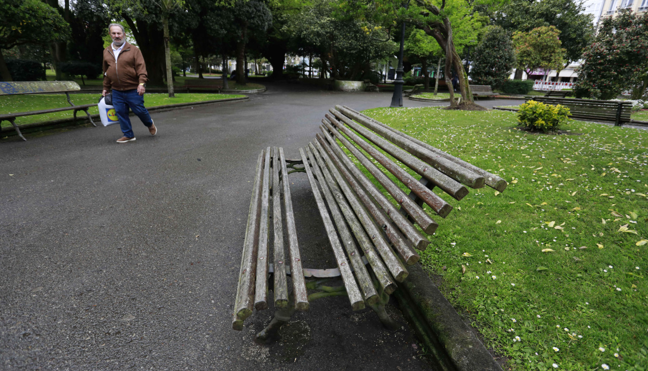 Bancos en los jardines de mendez nuñez