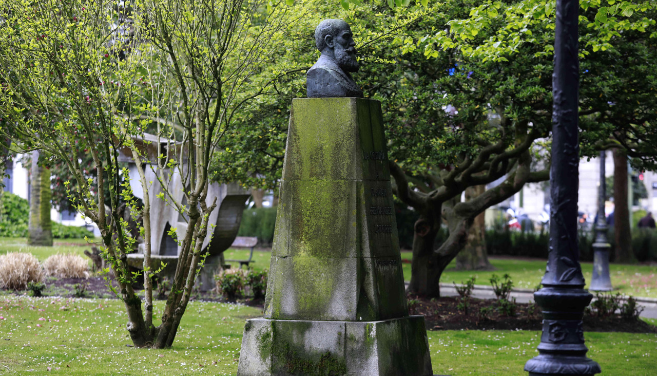 Monumento de Fernandez Latorre en los jardines de mendez nuñez