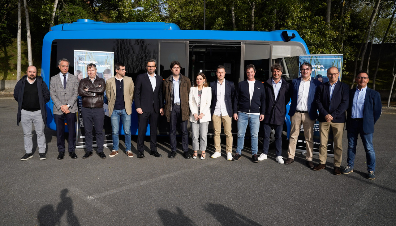Foto de familia de la presentación de MoBT en Arteixo