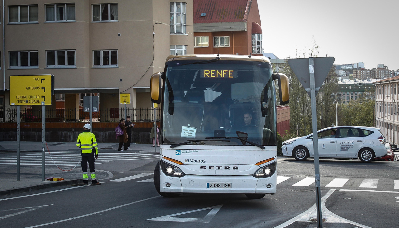 Un bus habilitado por Renfe, en los aledaños de la estación de tren de A Coruña