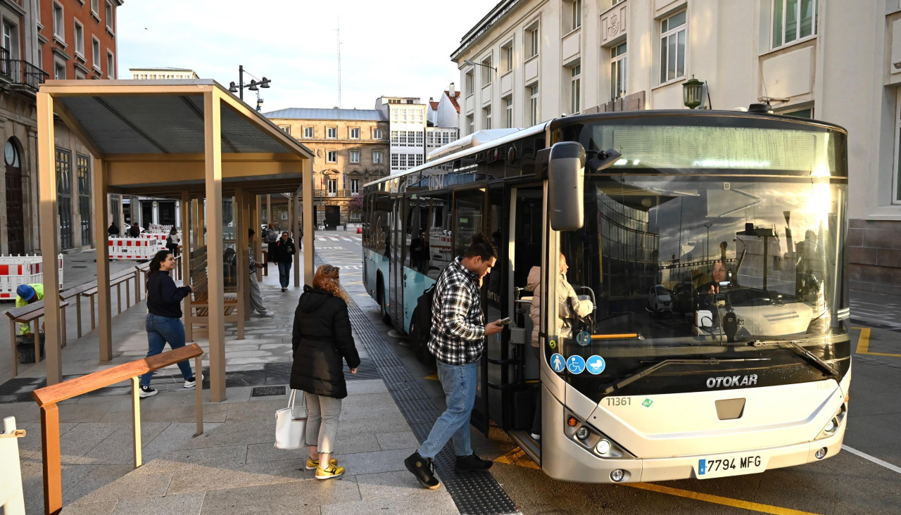 Viajeros subiendo al autobús en la nueva parada de Manuel Casás