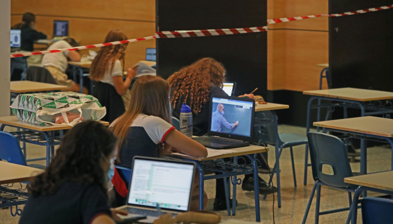 19 septiembre 2020 página 5Alumnos atiende desde su ordenador clases virtuales impartidas en el Colegio Ábaco, en Madrid (España), a 17 de septiembre de 2020. El Colegio Ábaco es de carácter privado y concertado y es uno de los centros educativos que ha optado por dividir la jornada presencial en dos franjas, en este caso para los alumnos de 3º y 4ºESO. Todos siguen el mismo contenido en tiempo real, ya que la mitad de la clase se encuentra asistiendo de manera presencial y la mitad de la clase de manera virtual al mismo tiempo.17 SEPTIEMBRE 2020;CLASES SEMIPRESENCIALES;COVID19;CORONAVIRUS;COLEGIOS;ESO;PROFESORES;AULAS;EDUCACIONMarta Fernández Jara / Europa Press17/09/2020