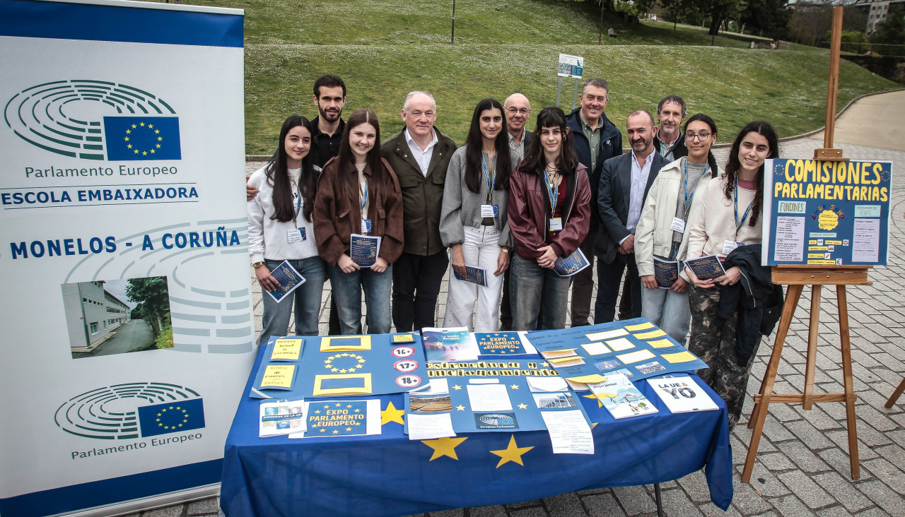 Alumnos del IES Monelos, esta mañana, en el parque de Oza
