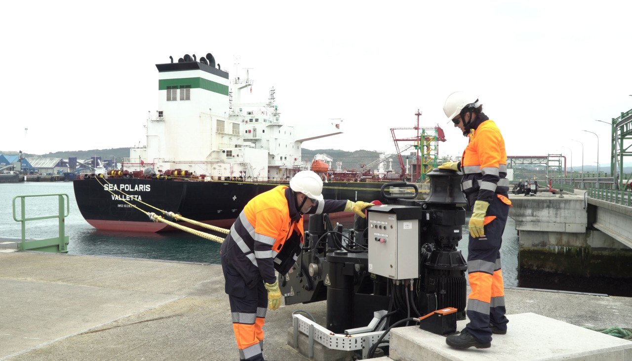 A CORUÑA, 21/04/2026.-Repsol refuerza la producción en sus refinerías, implementando diversas medidas para gestionar la producción y la logística de sus cinco centros en España. En A Coruña, dos buques de crudo pesado procedente de México y Venezuela, están descargando este martes producto que las refinerías de Repsol transformarán en combustibles.-EFE/ Repsol ***SOLO USO EDITORIAL/SOLO DISPONIBLE PARA ILUSTRAR LA NOTICIA QUE ACOMPAÑA (CRÉDITO OBLIGATORIO)***