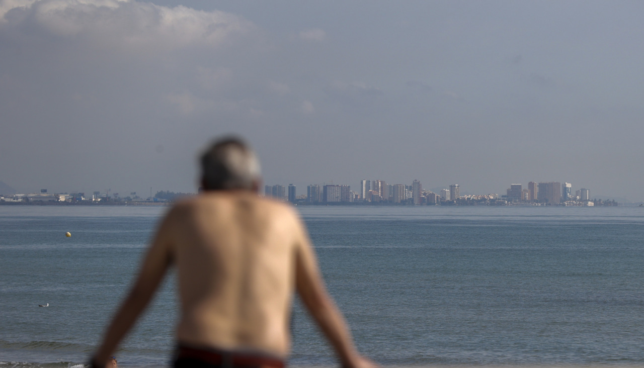 Un hombre contempla la playa de la Malvarrosa en Valencia